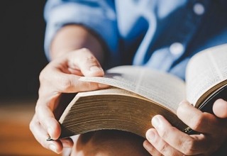 EVANGELHO DO DIA 📖 09 de Janeiro de 2023 Depois de ser batizado, Jesus viu o Espirito de Deus pousando sobre ele